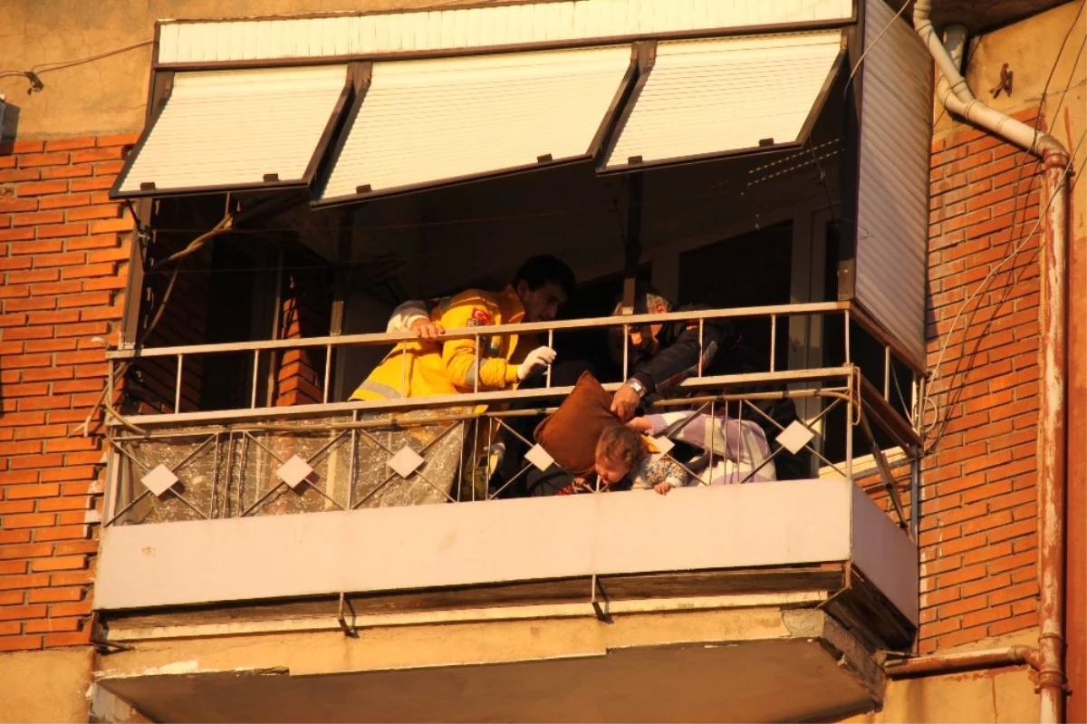 Balkon Demirlerine Başı Sıkışan Çocuğu İtfaiye Ekipleri Kurtardı