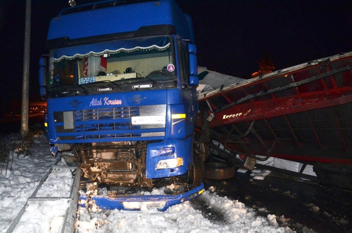 Buzlanan Yolda Tır Devrildi: 1 Yaralı