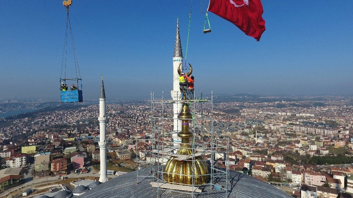Çamlıca Camii\'nin \'Hilal\'i Törenle Yerine Konuldu