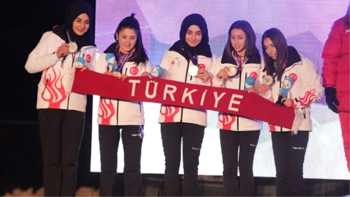 Curlingde Tarihi Madalyanın Mutluluğu Yaşanıyor