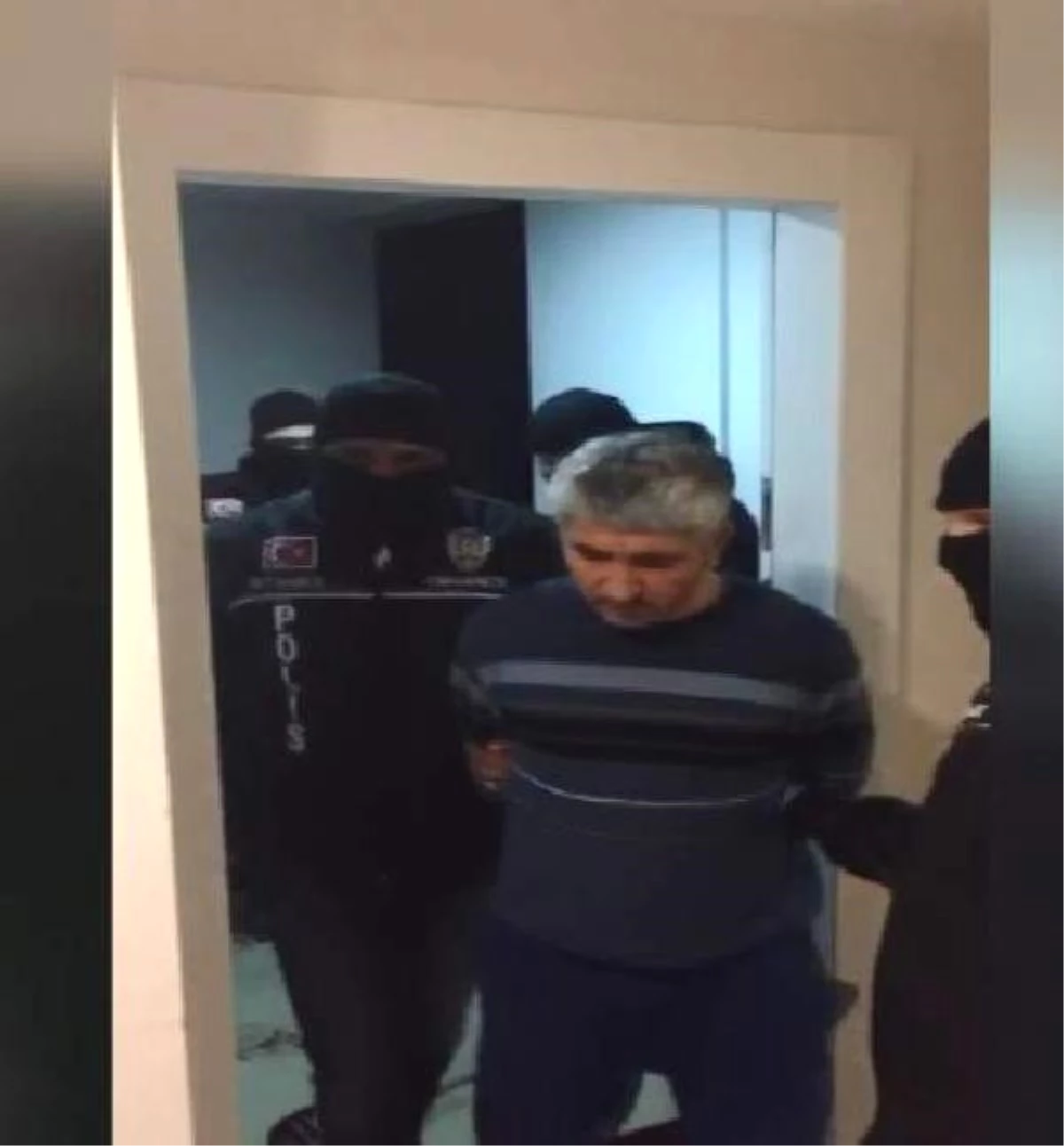 Fetö/pdy\'den Aranan Eski Hakim ve 2 Savcı Saklandıkları Evde Yakalandı