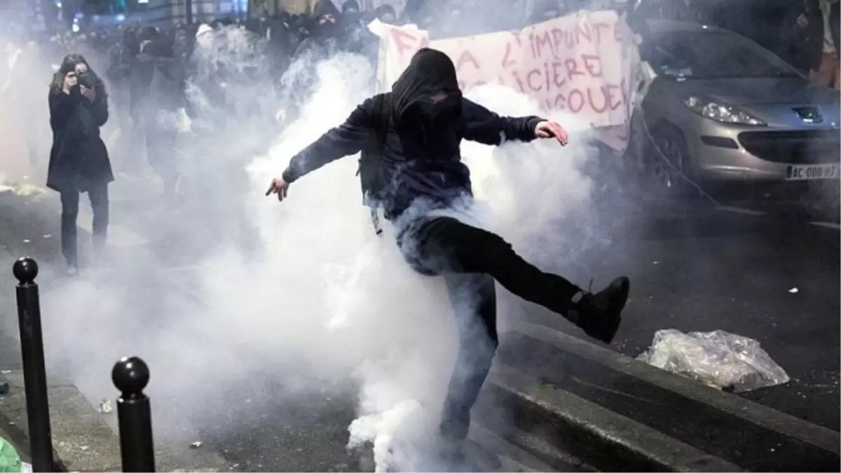 Fransa\'da Polis Şiddetine Yönelik Protestolar