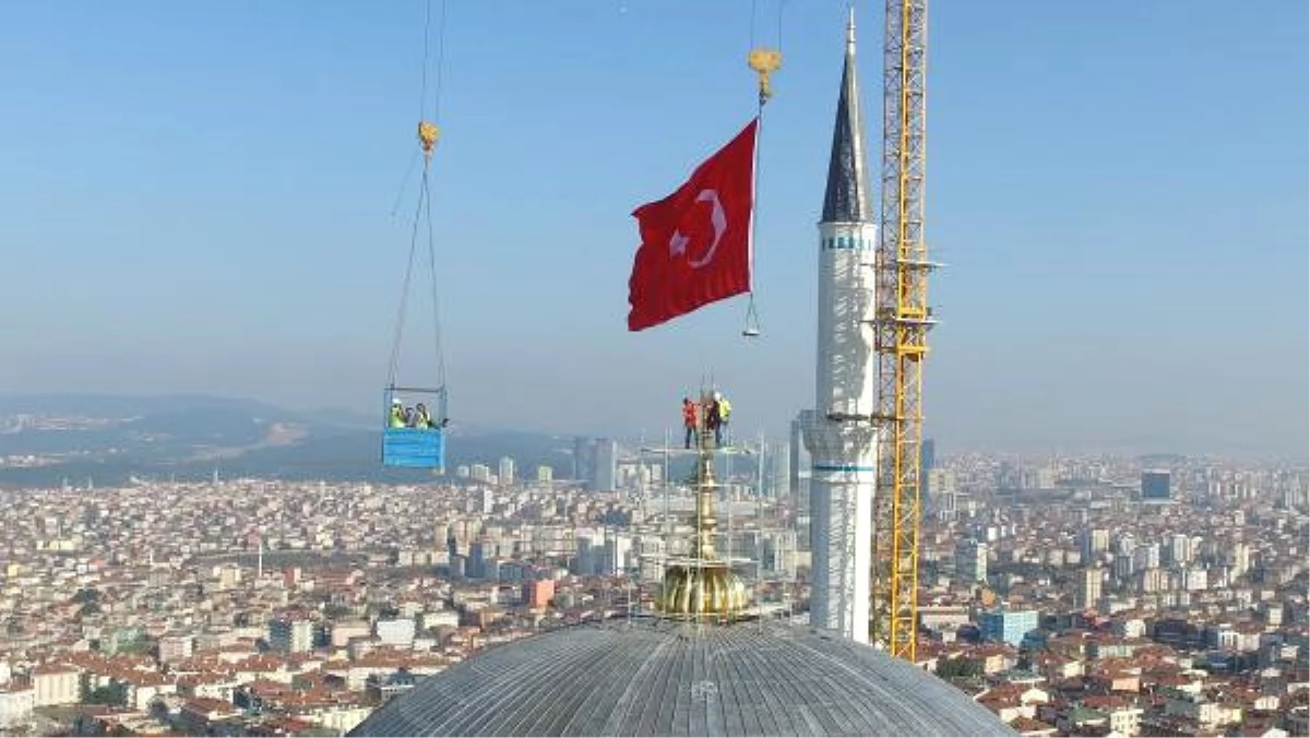 (Havadan Görüntülerle) Çamlıca Camii\'ne Dünyanın En Büyük Alemi Takıldı