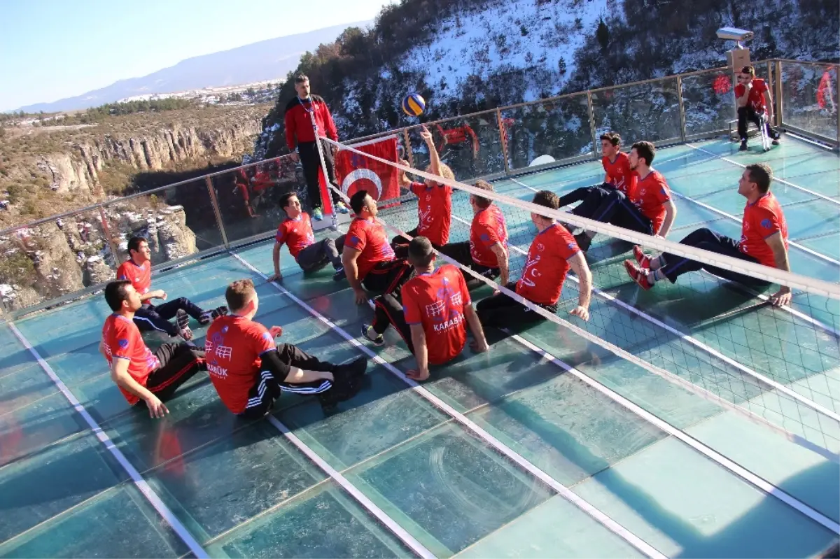 Ilk Kez Cam Teras Üzerinde Voleybol Oynandı