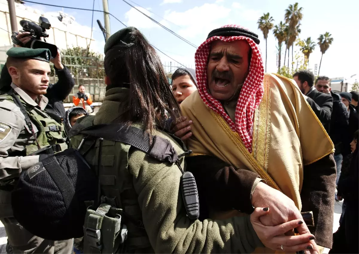 Israil Askeri Camide Toplanan Cemaati Zor Kullanarak Dağıttı