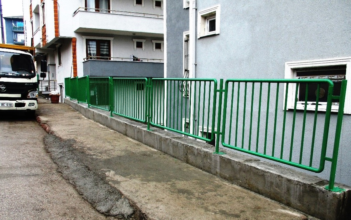 İzmit\'te Bariyer ve Korkuluk Çalışması