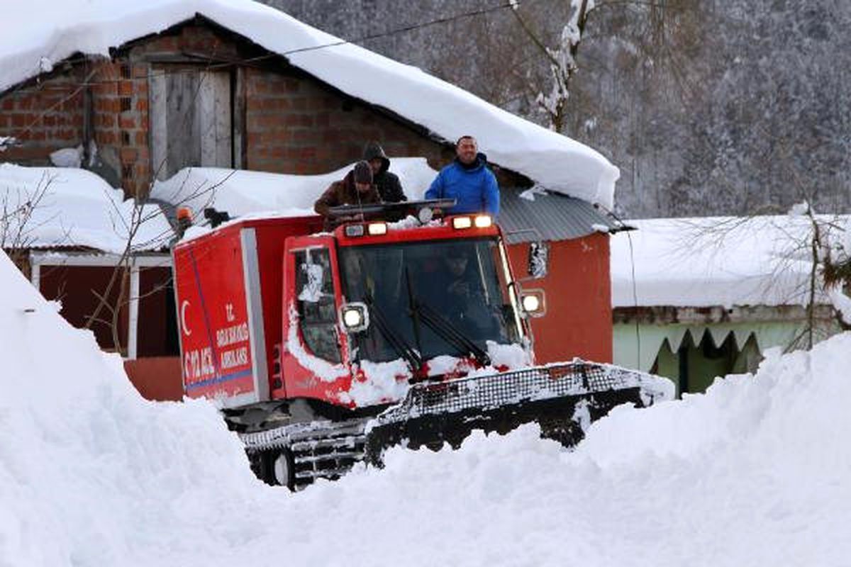 Kar Yolu Kapadı, Hastaya 8 Saatte Ulaşıldı