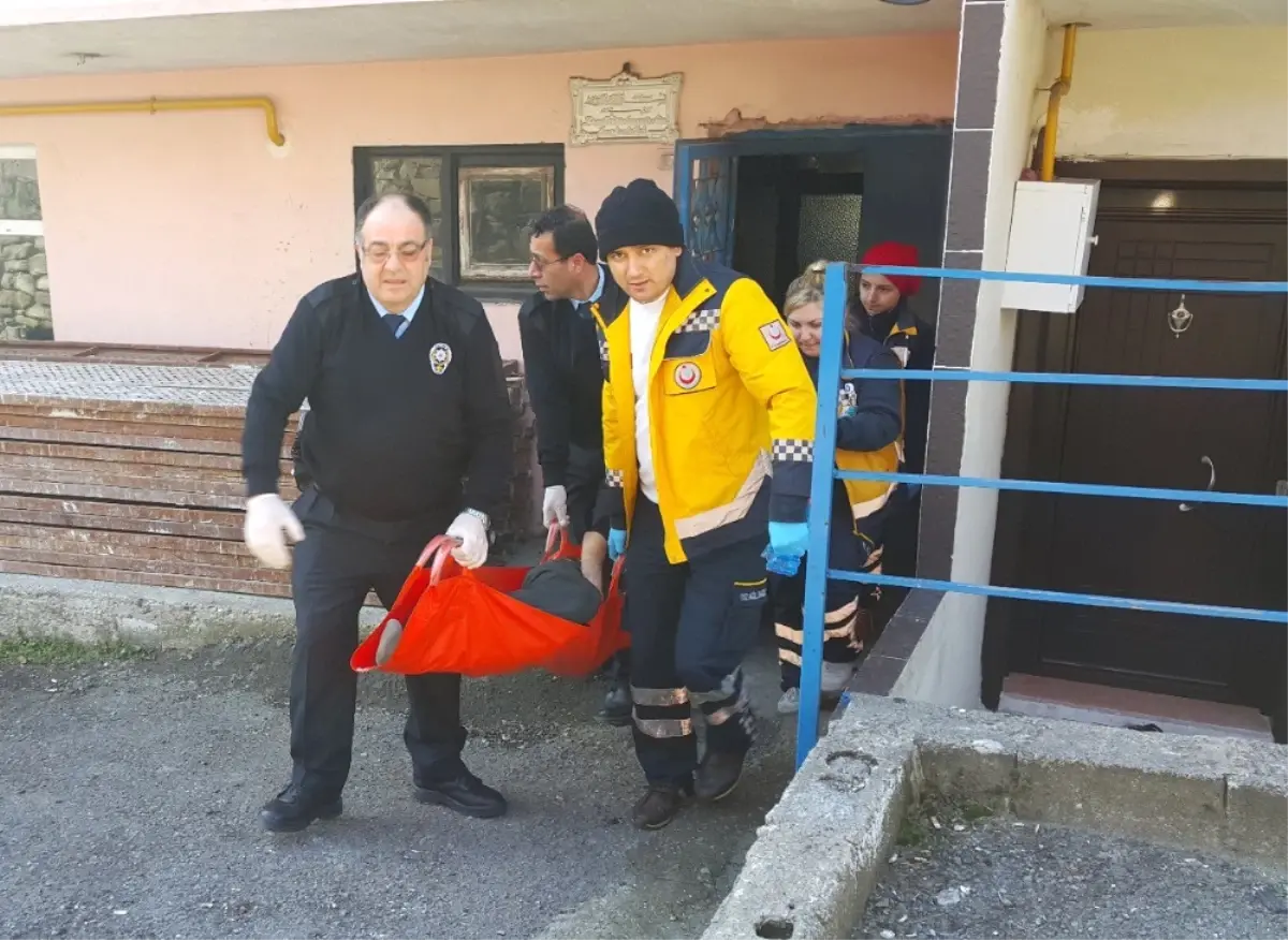 Polisi Görünce Sinir Krizi Geçirdi, Camları Kırıp Kendini Kesti