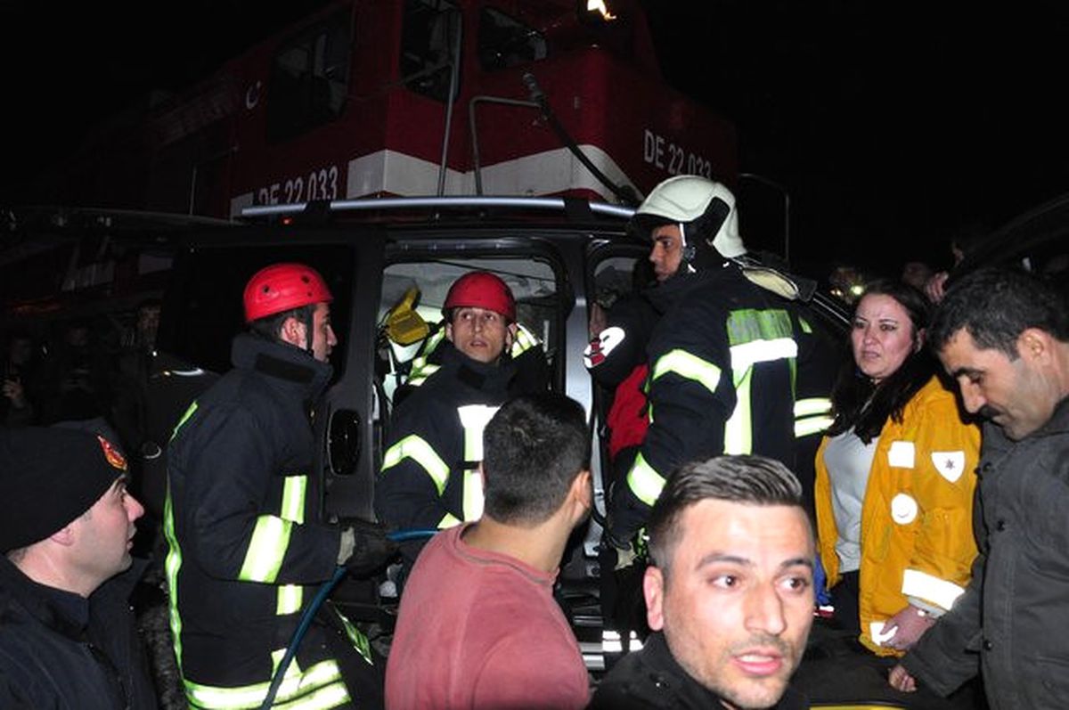 Manisa\'da Hemzemin Geçitte Kaza: 5 Yaralı