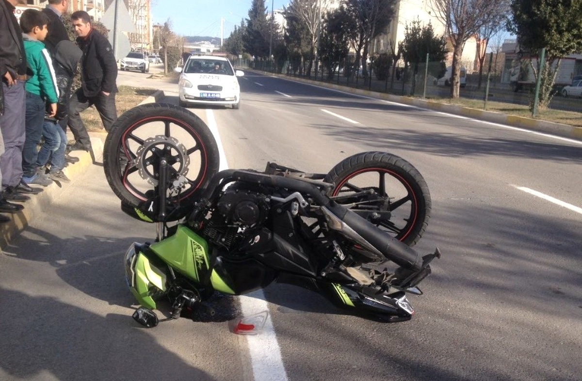 Motosiklet Otomobile Arkadan Çarptı
