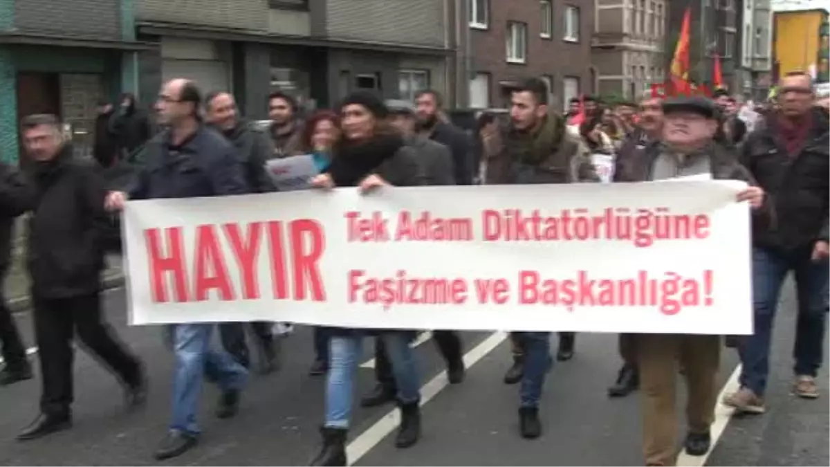 Oberhausen\'da 1500 Kişi Yıldırım\'ı Protesto Etti