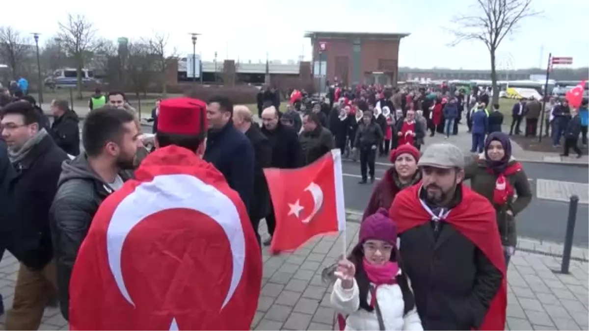 Oberhausen\'de Coşkulu Kalabalık Başbakan Yıldırım\'ı Bekliyor - Oberhausen