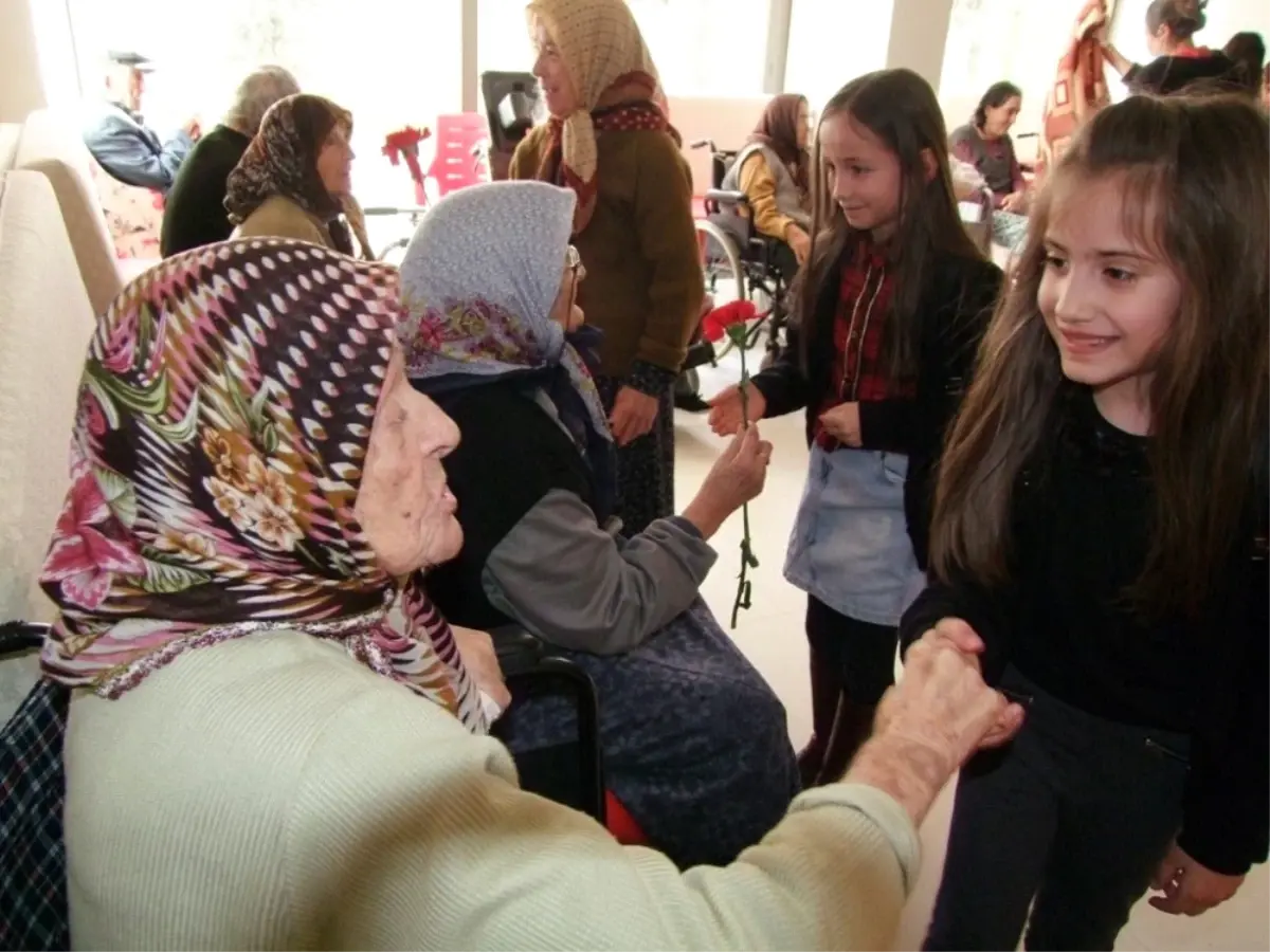 Öğrencilerden Huzurevi Ziyareti