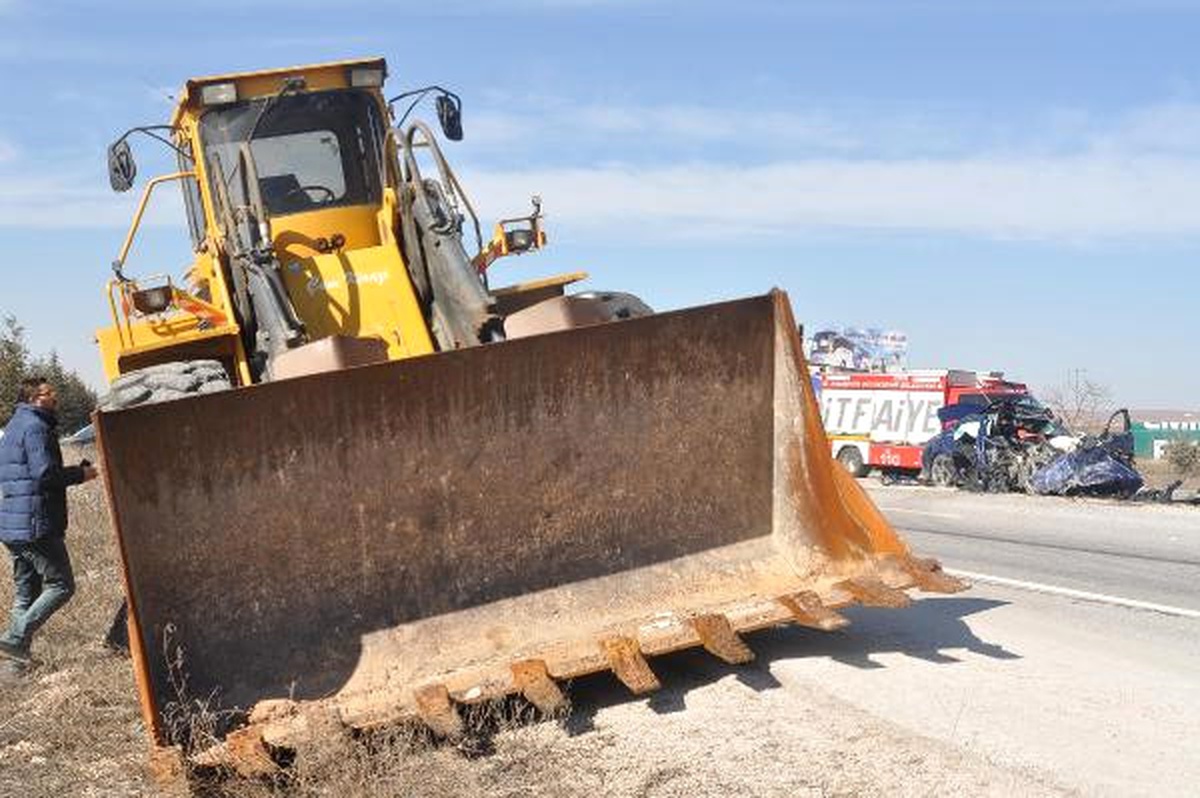Otomobil İş Makinasına Çarptı: 1 Ölü 3 Yaralı