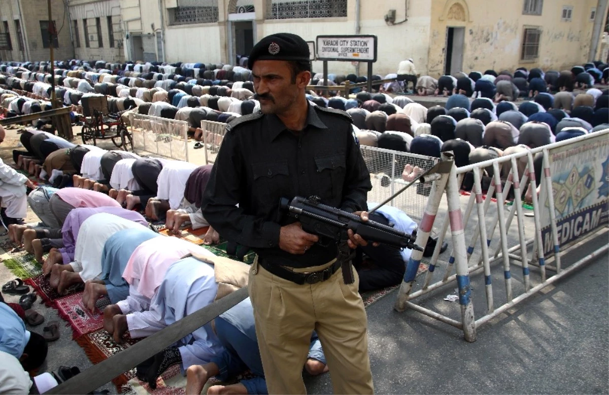 Pakistan\'ta Türbeye Saldırıda Ölü Sayısı 83\'e Yükseldi