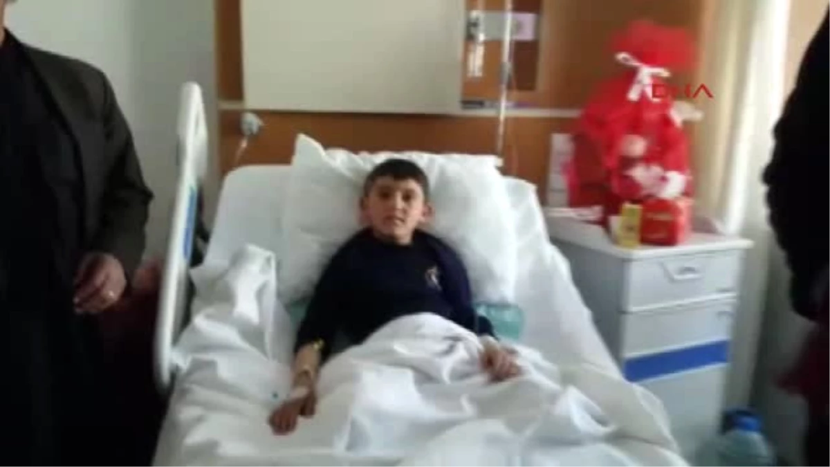 Reyhanlı Suriyeli Bana, Bacakları Kopan Abdulbasit\'i Hastanede Ziyaret Etti