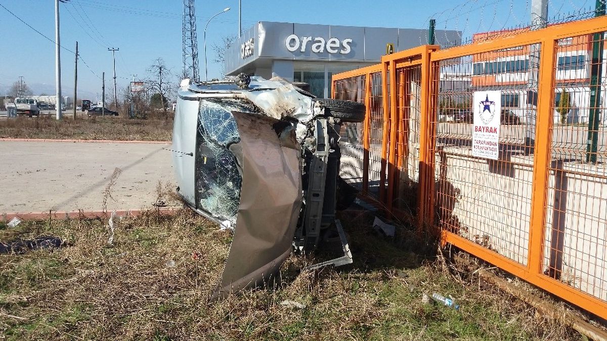 Sakarya\'da Trafik Kazası: 3 Yaralı