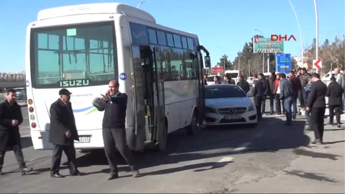 Şanlıurfa\'da Otobüs Otomobille Çarpıştı: 3 Yaralı