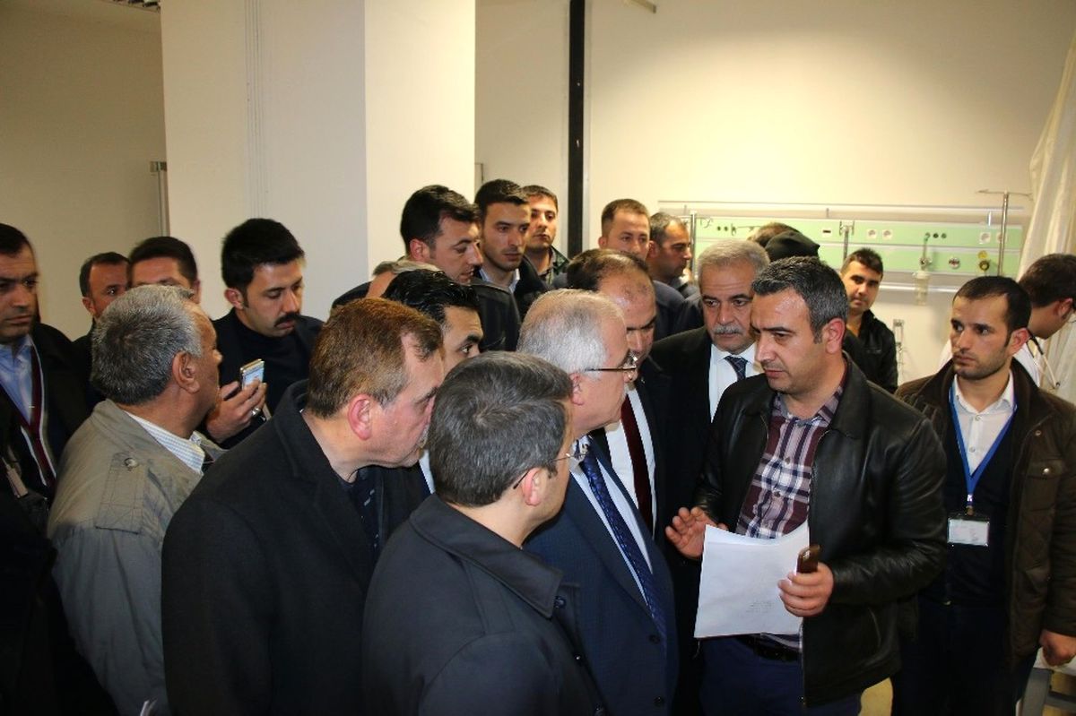 Şanlıurfa Valisi ve Beraberindekiler, Hastanedeki Yaralıları Ziyaret Etti