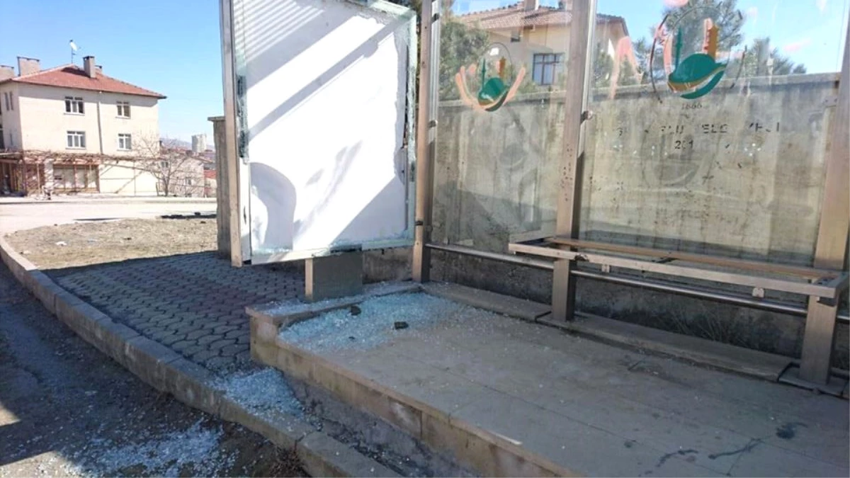 Sungurlu\'da Otobüs Durakların Camları Kırıldı