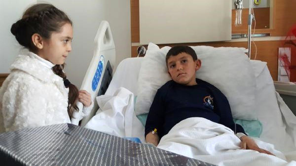 Suriyeli Bana, Bacakları Kopan Abdulbasit\'i Hastanede Ziyaret Etti