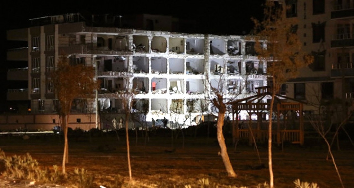 Viranşehir\'de Hakim ve Savcı Lojmanlarına Bombalı Araçla Saldırı: 1 Ölü, 15 Yaralı (4)