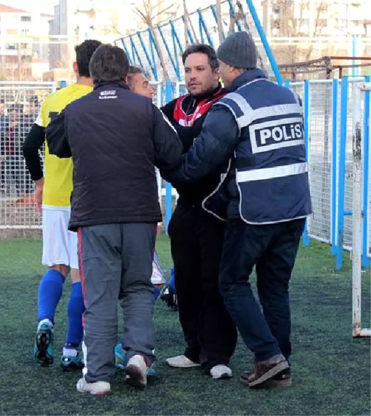 Amatör Maçta Futbolcu Hakemin Burnunu Kırdı