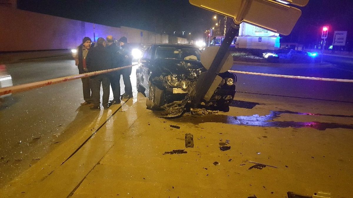 Ankara\'da İki Otomobil Çarpıştı: 5 Yaralı