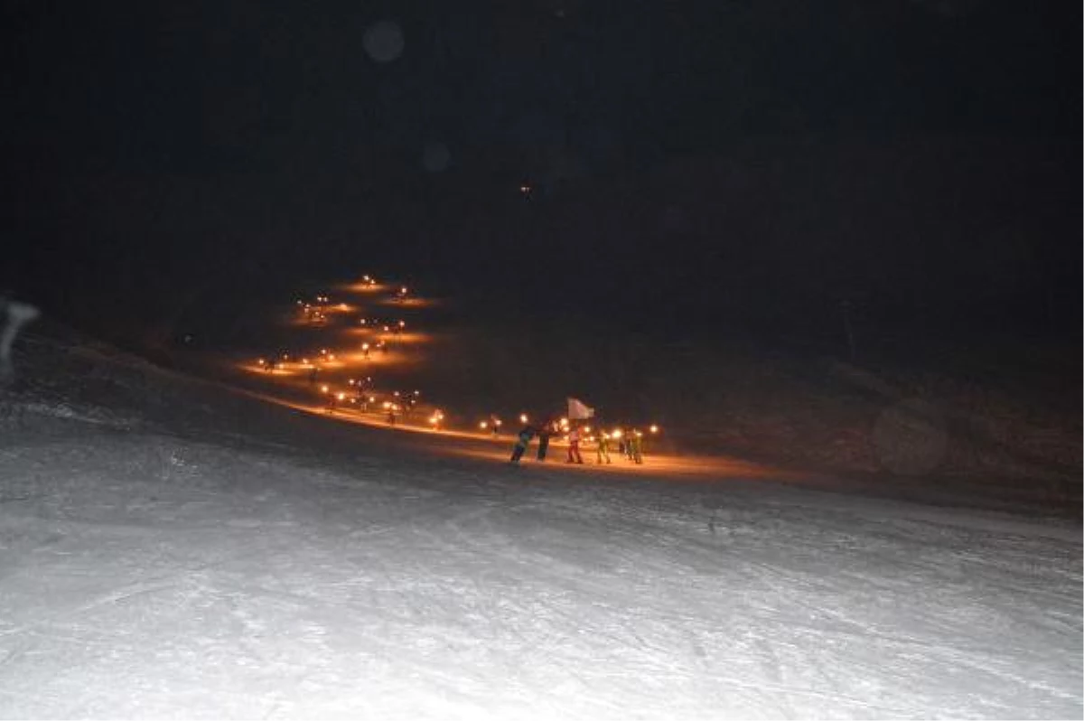 Bitlis\'teki Meşaleli Kayak Gösterisi İlgiyle İzlendi