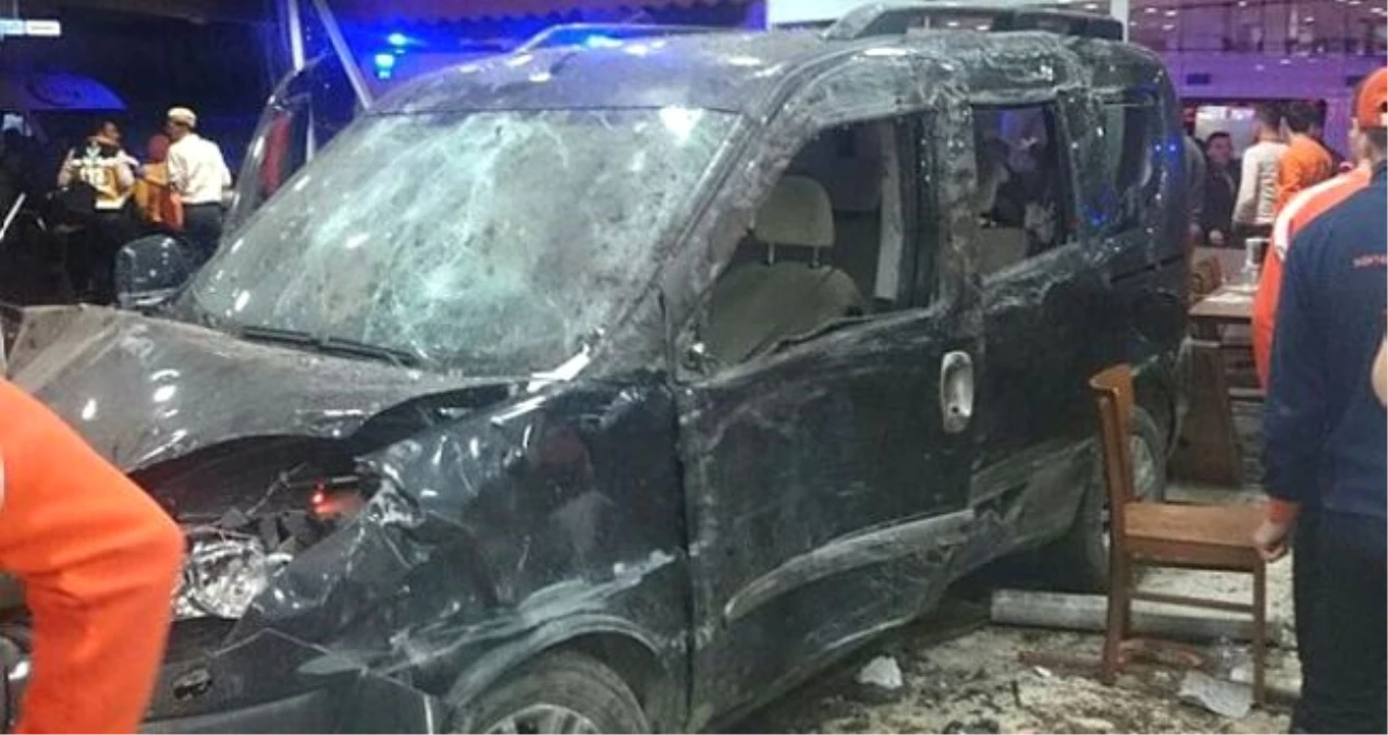 Bursa\'da Araç Restorana Girdi: 9 Yaralı