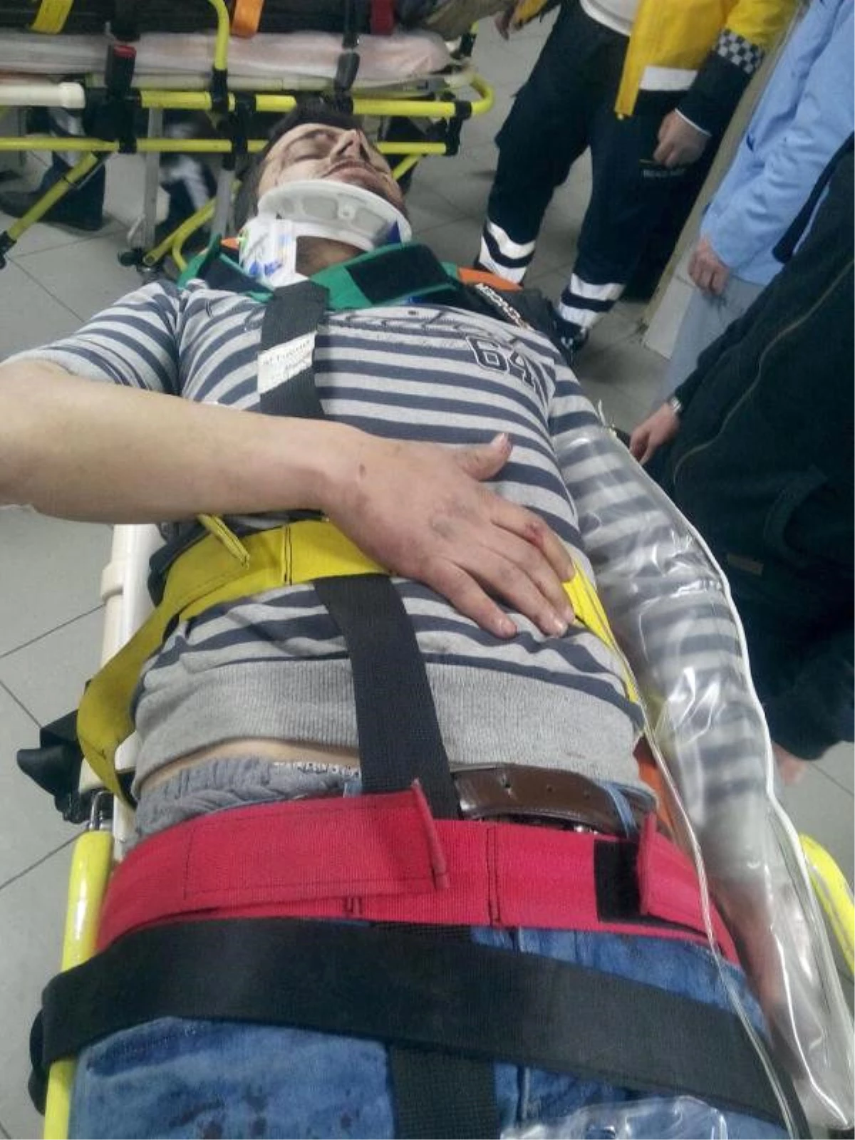 Bursa\'da Cinayet Zanlısı Gasp Ettiği Araçla Restorana Daldı: 3\'ü Ağır, 11 Yaralı
