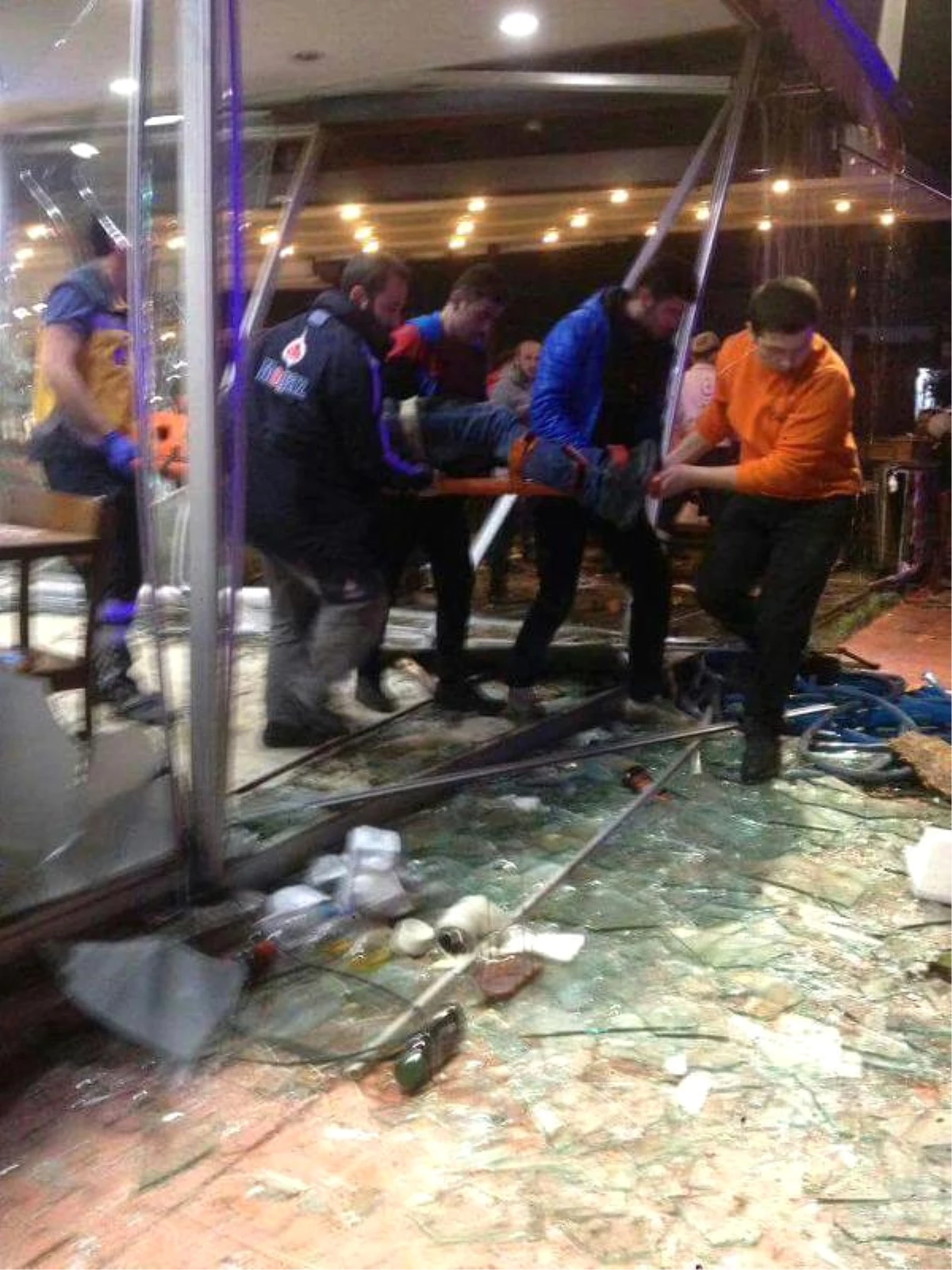 Bursa\'da Cinayet Zanlısı Gasp Ettiği Araçla Restorana Daldı: 3\'ü Ağır, 11 Yaralı