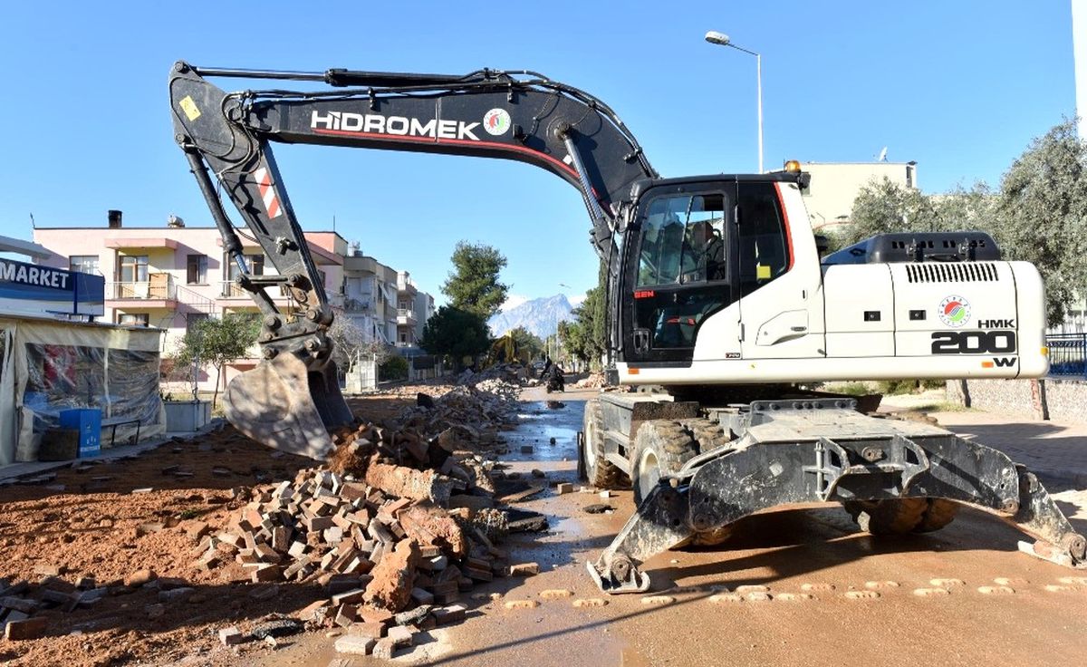 Fabrikalar Mahallesi\'nde Asfalt ve Kaldırım Çalışmaları Başladı