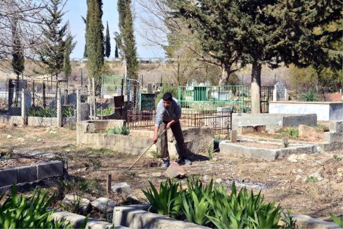 Adanalı Fırıncı, Kimsesizler Mezarlığının Gönüllü Olarak Bakımını Yapıyor