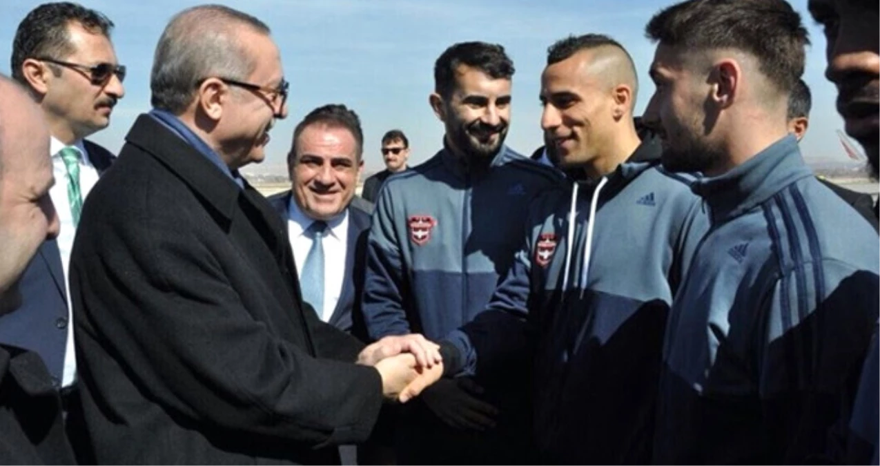 \'Terörist\' Denerek Almanya\'dan Kovulan Futbolcu, Erdoğan\'la Tanıştı