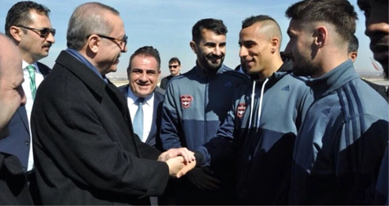 'Terörist' Denerek Almanya'dan Kovulan Futbolcu, Erdoğan'la Tanıştı