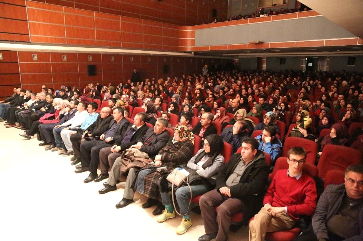 Karanlıkta Açan Çiçekler" Sahnelendi
