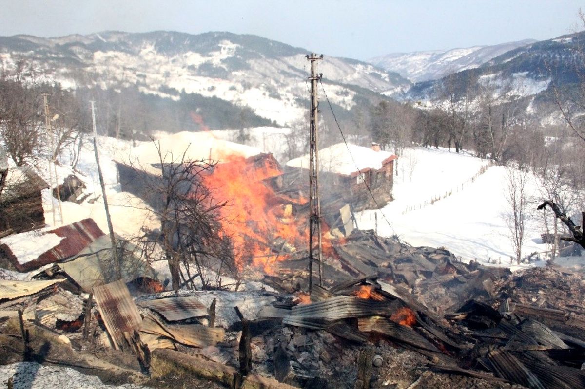 Kastamonu\'da Çıkan Yangın 7 Evi Kül Etti
