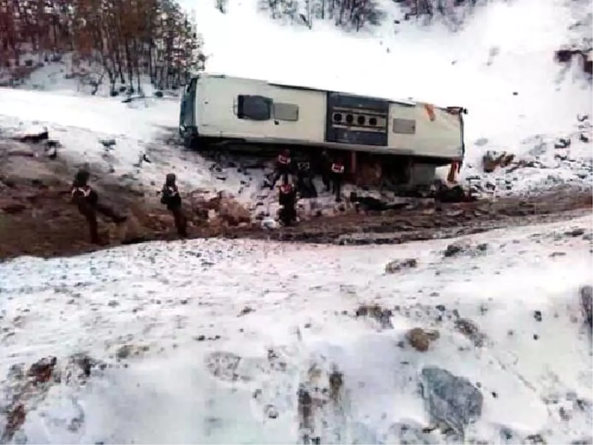 Kayseri\'de 21 Yolcunun Yaralandığı Kazada, Otobüse Otomobil Çarpmış