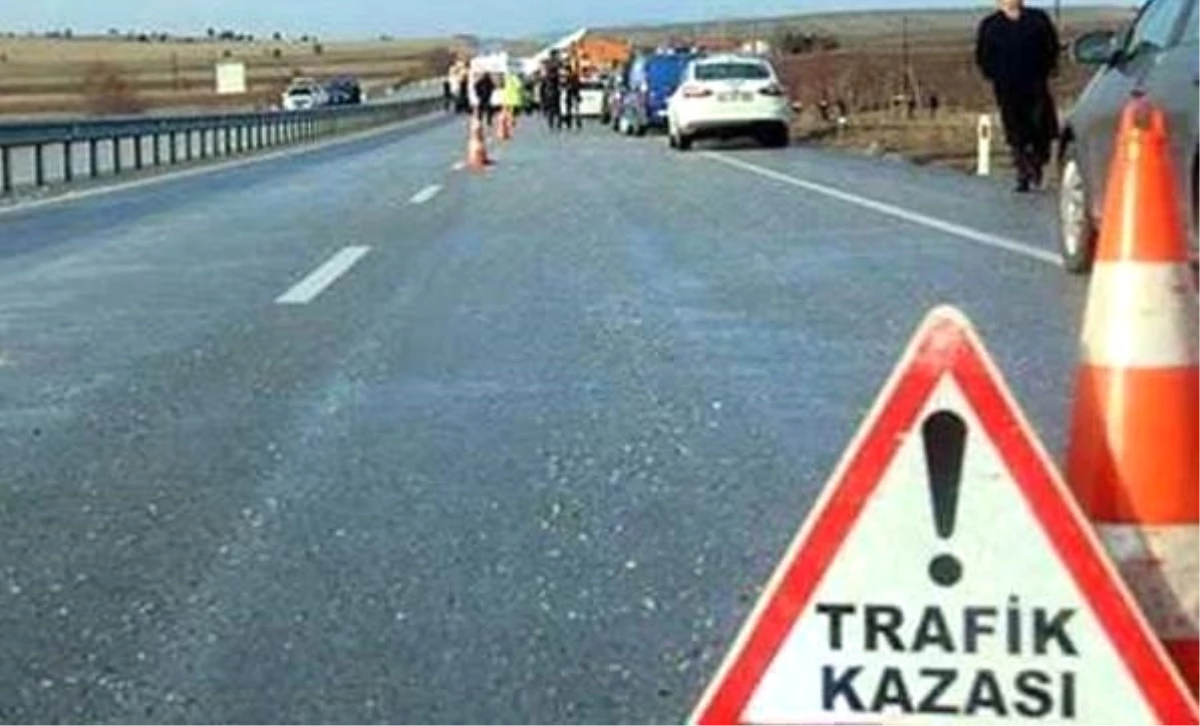 Konya\'da Refüje Çarpan Otomobilin Sürücüsü Yaralandı