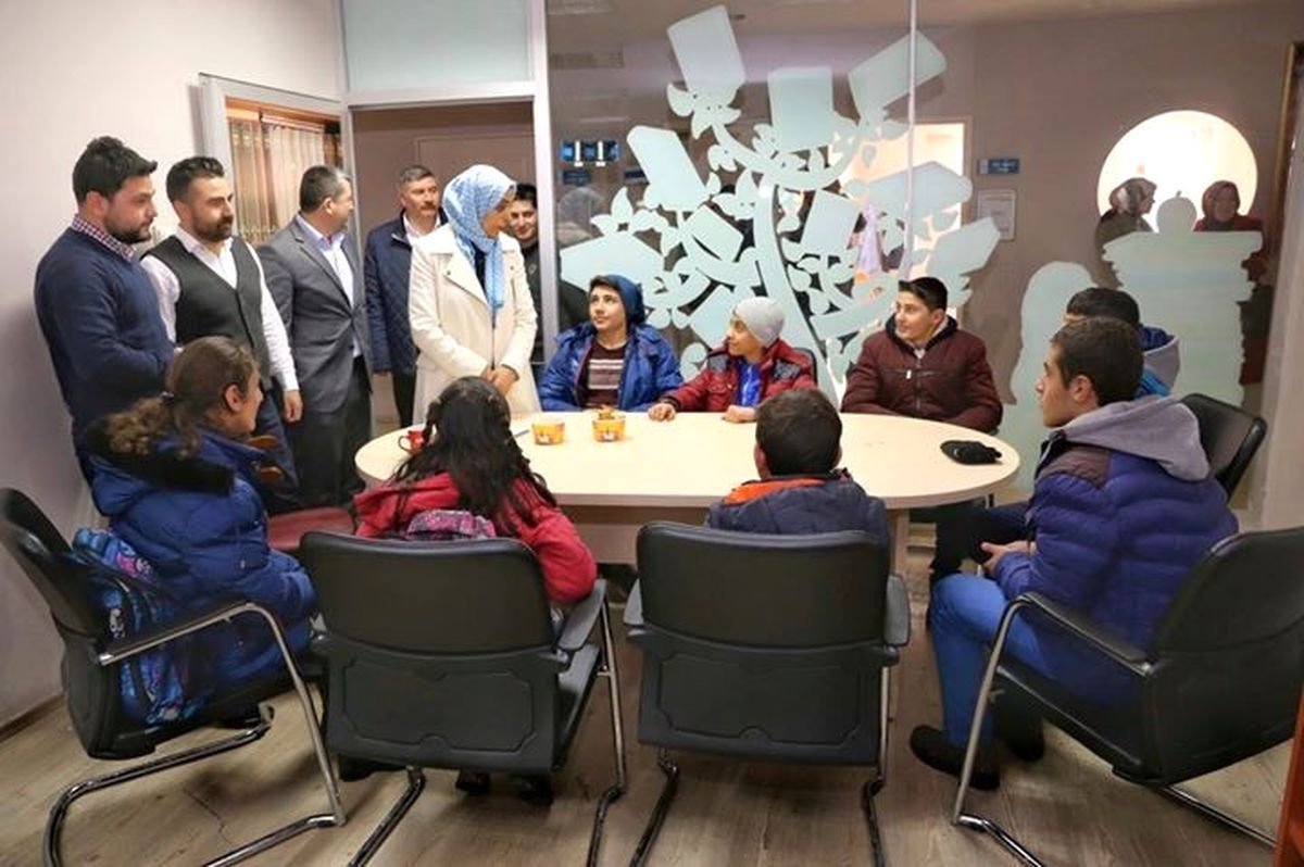 Milletvekili Taşkesenlioğlu, Yakutiye Gençlik Merkezi\'nde Ki Çocukları Ziyaret Etti