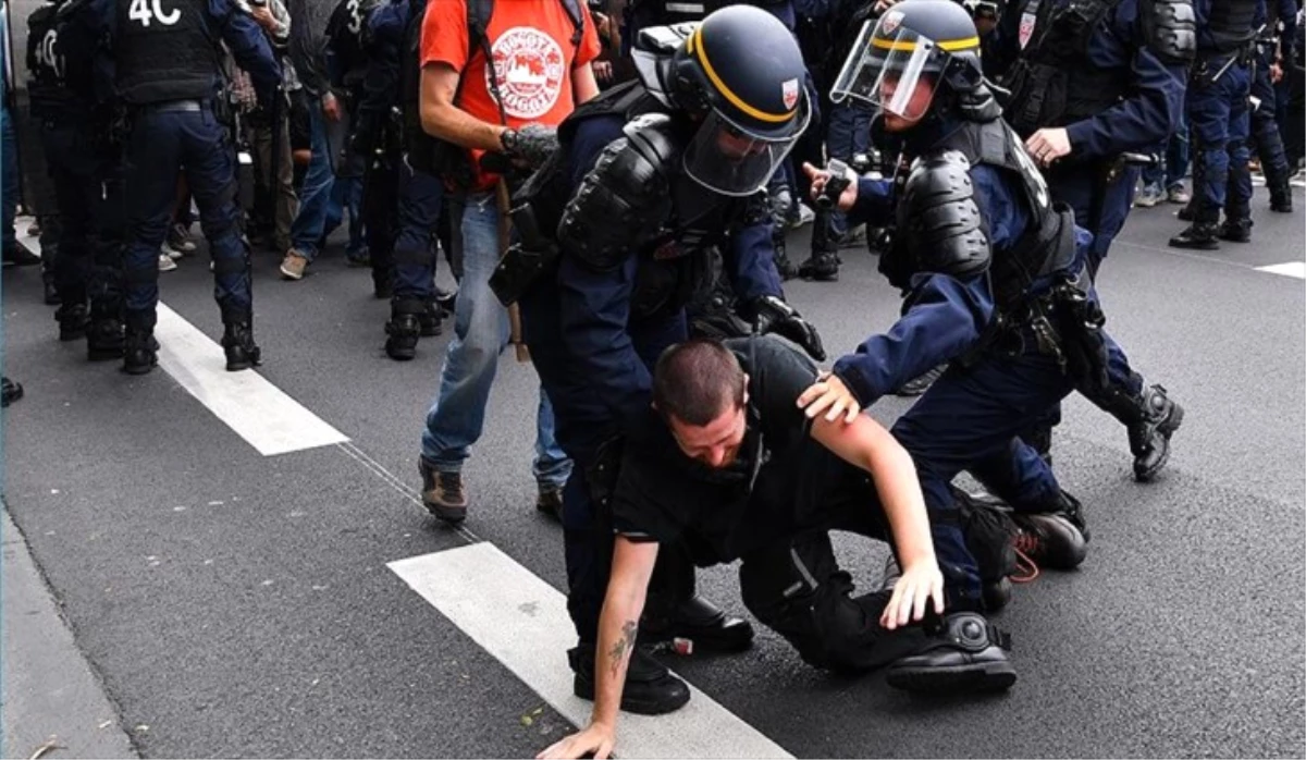 Paris\'te \'Theo İçin Adalet\' Eyleminde Arbede, 13 Kişi Gözaltına Alındı