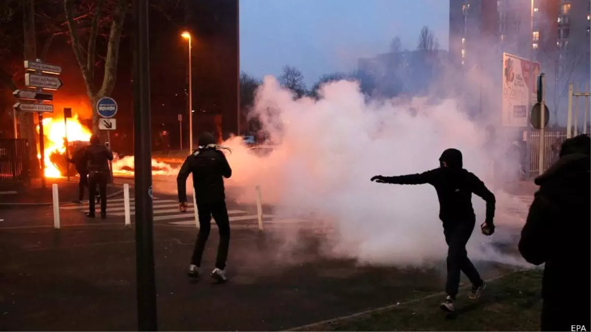 Paris\'te \'Theo Için Adalet\' Eyleminde Arbede, 13 Kişi Gözaltına Alındı Yeniden