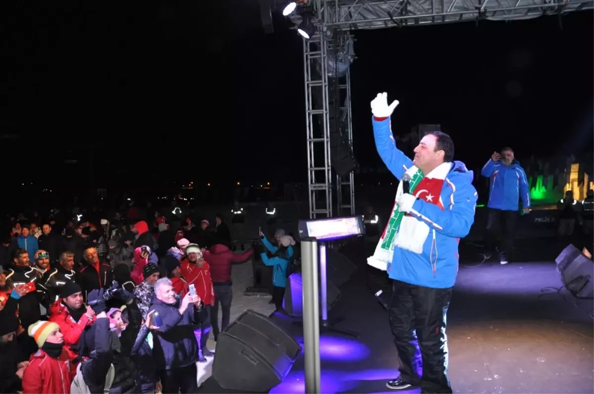 Sarıkamış Soğuğunda Mahmut Tuncer\'den Sıcak Konser
