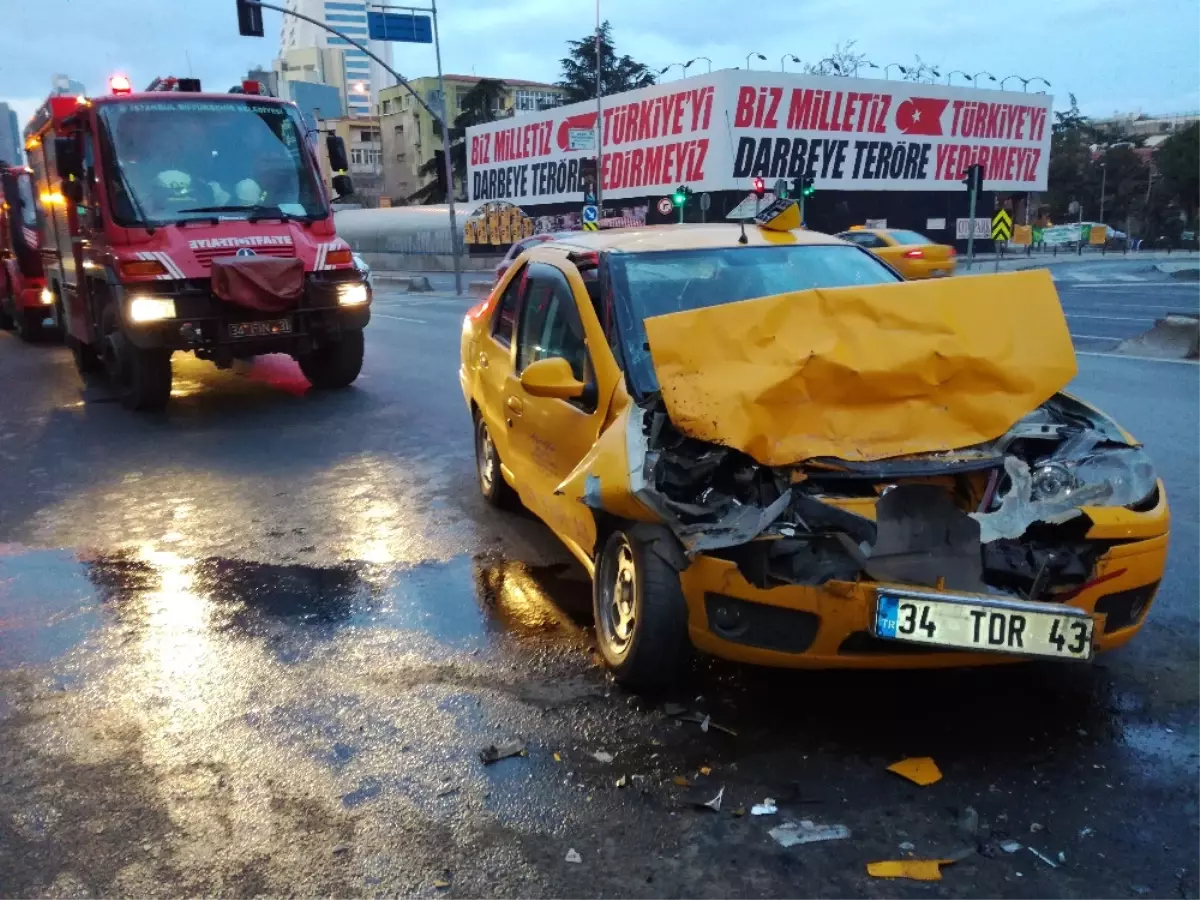 Şişli\'de Taksi Tur Otobüsüne Çarptı: 1 Yaralı