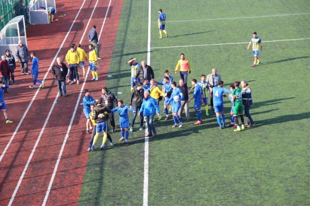 Zonguldak\'taki Maçta Taraftarın Attığı Taş Futbolcunun Burnunu Kırdı