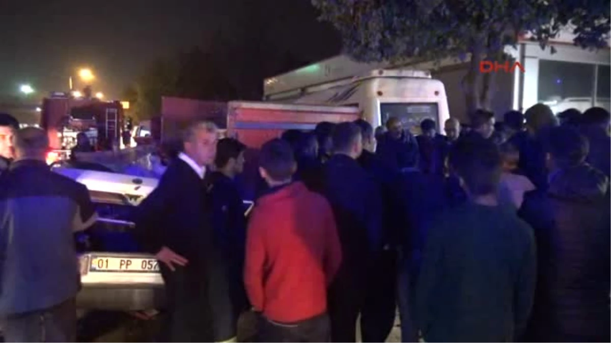 Adana Otomobil, Kamyonete Çarptı: 3 Yaralı