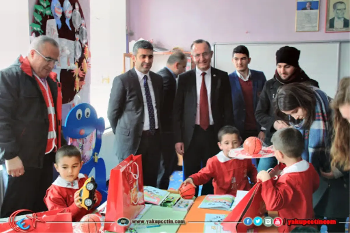 Bozkırlı Çocuklar için Oyuncaklar Kutuda, Giysiler Rafta Kalmadı