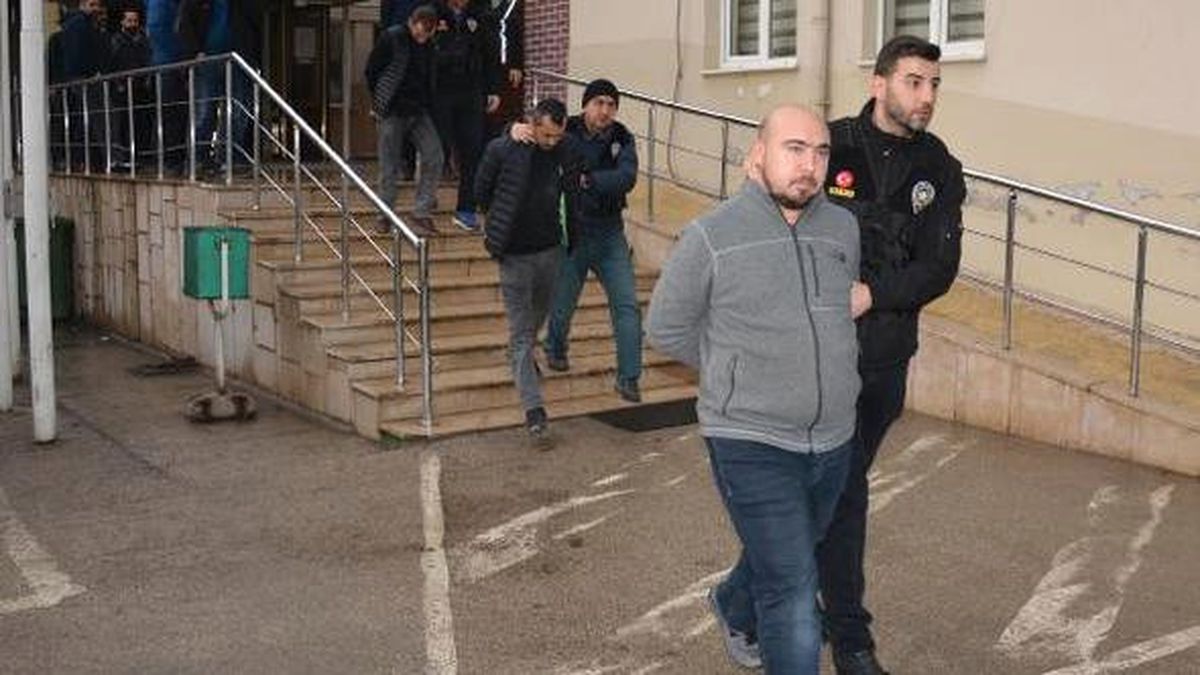 Bursa\'da Uyuşturucu Tacirlerine Şafak Baskını: 12 Gözaltı (2)