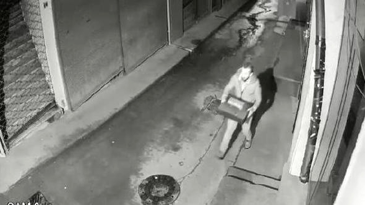 Çaldığı Yazar Kasayı Güvenlik Kamerası Altında Açtı